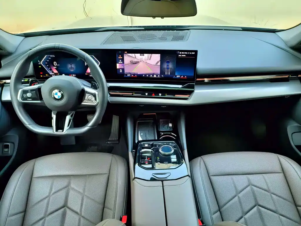 BMW 5 Series 2025 — фото 17