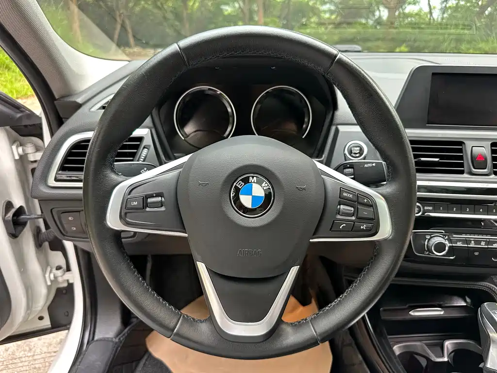 BMW 1 Series 2018 — фото 12
