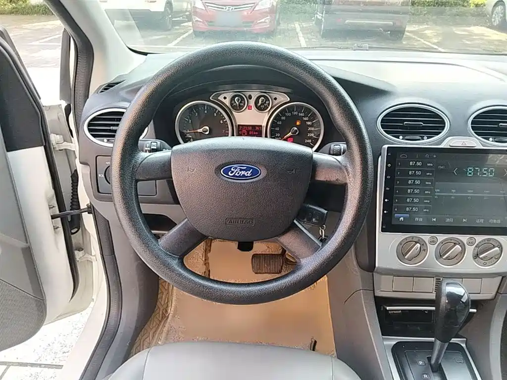 Ford Focus 2014 — фото 11