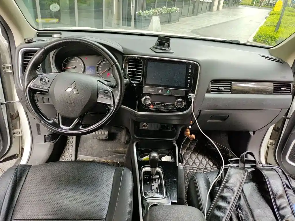 Mitsubishi Outlander 2018 — фото 13