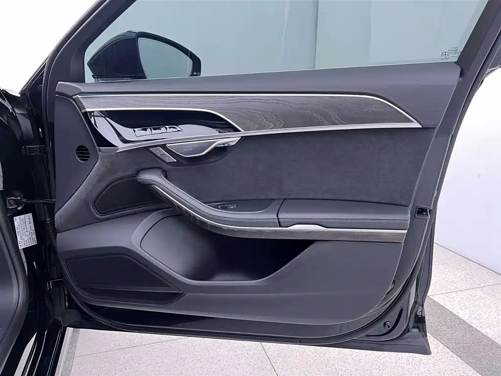 Audi A8 2022 — фото 27