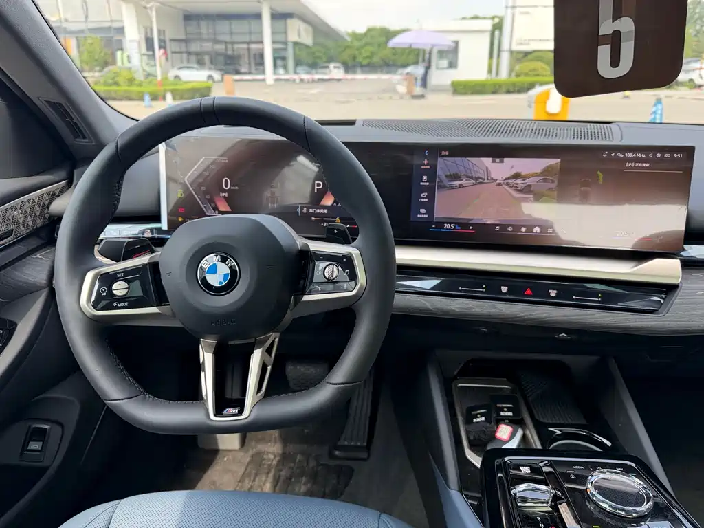 BMW 5 Series 2025 — фото 10