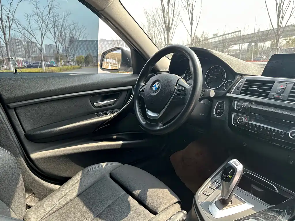 BMW 3 Series 2018 — фото 11