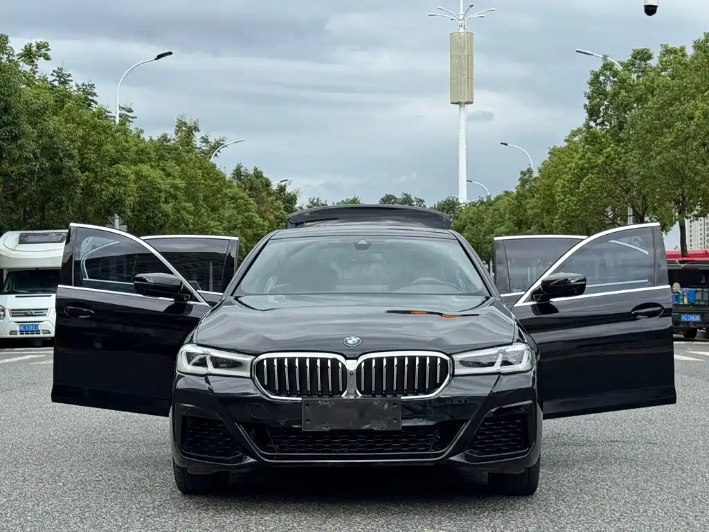 BMW 5 Series 2022 — фото 16