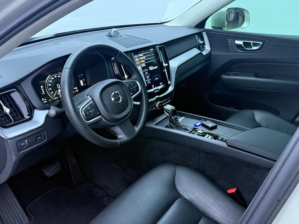 Volvo XC60 2018 — фото 10