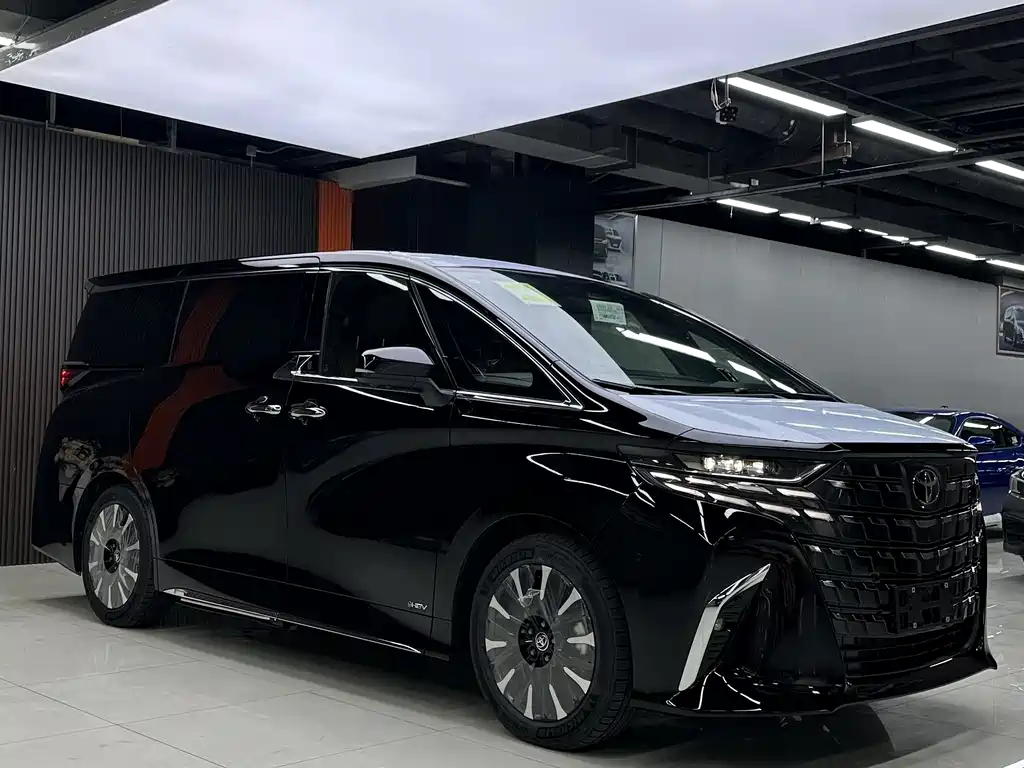 Toyota Alphard — фото 1