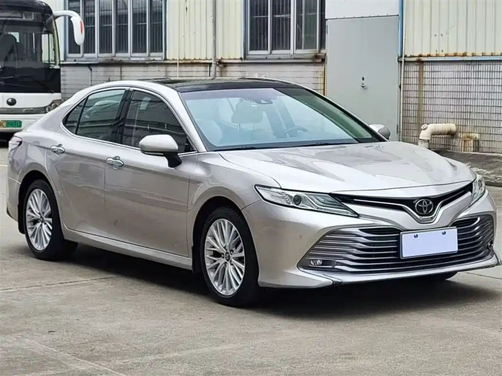 Toyota Camry 2020 — фото 1