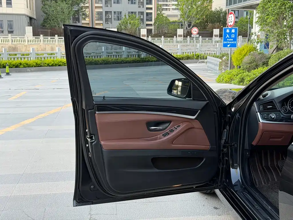 BMW 5 Series 2017 — фото 17