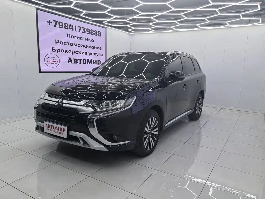 Mitsubishi Outlander 2022 — фото 1