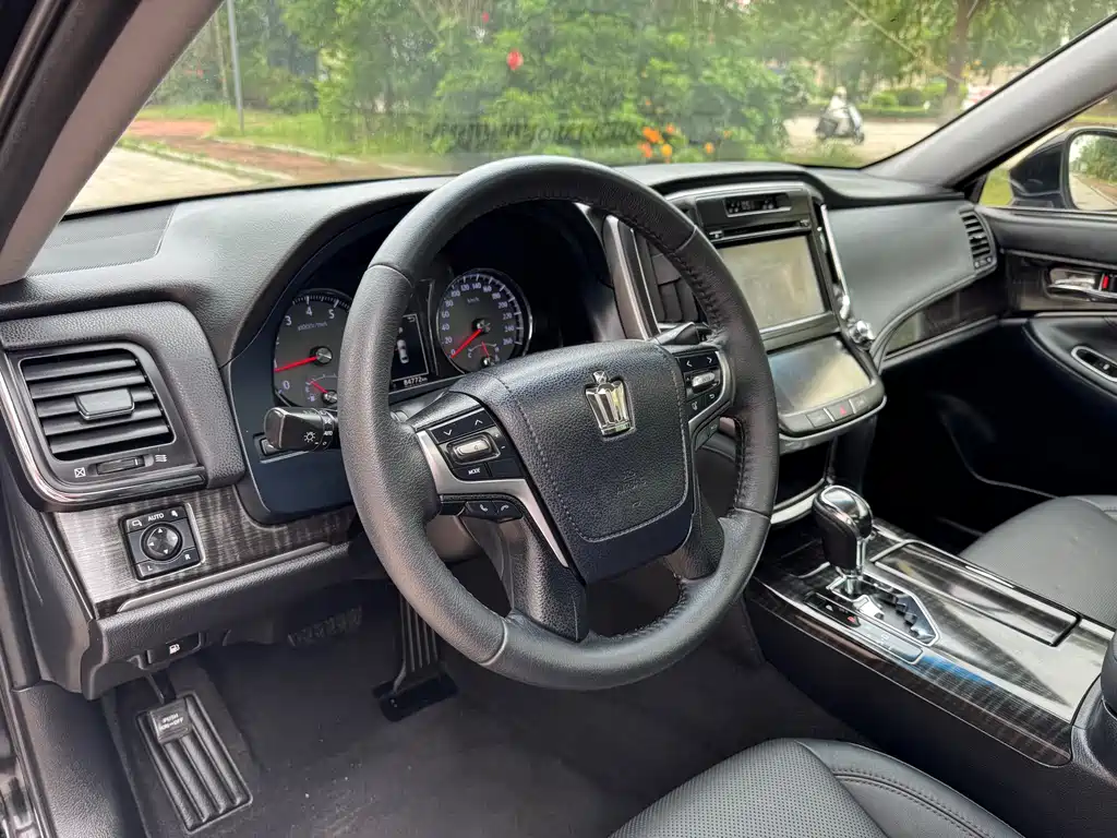 Toyota Crown 2017 — фото 12