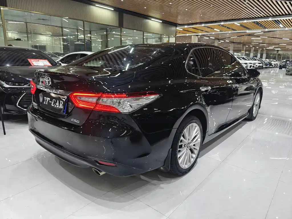 Toyota Camry 2018 — фото 16