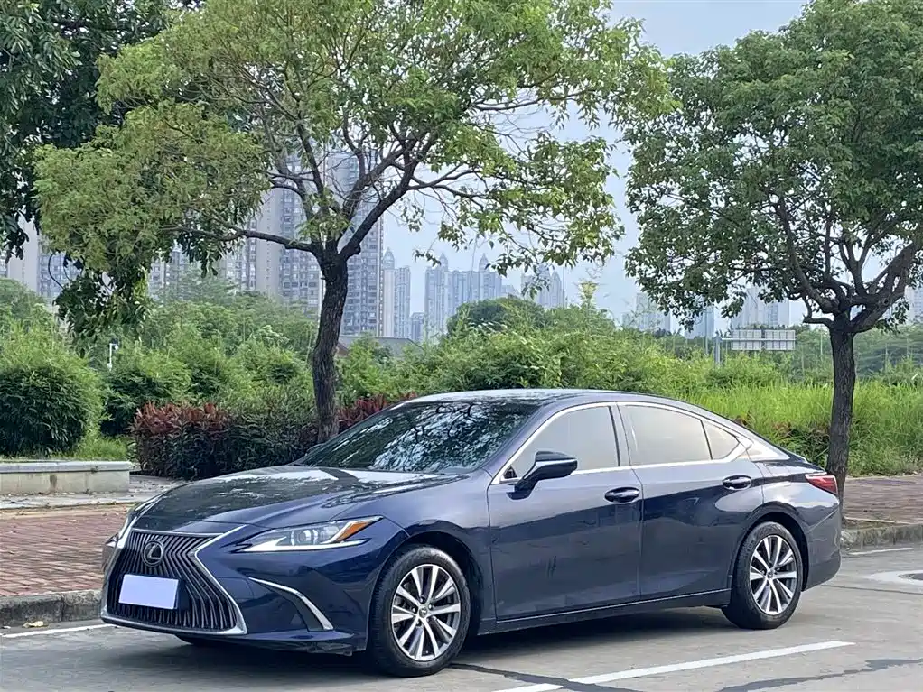 Lexus ES 2019 — фото 1