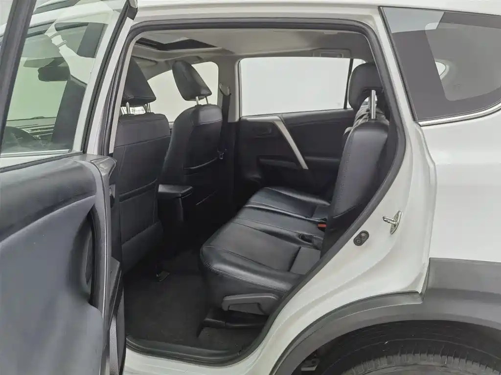 Toyota RAV4 2019 — фото 15