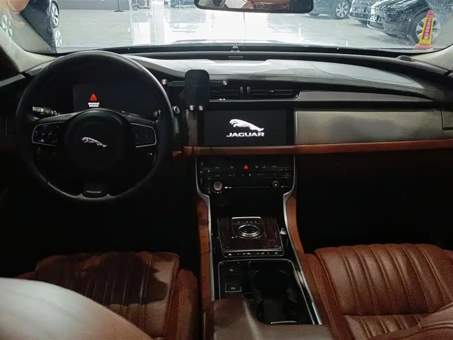Jaguar XFL 2018 — фото 12