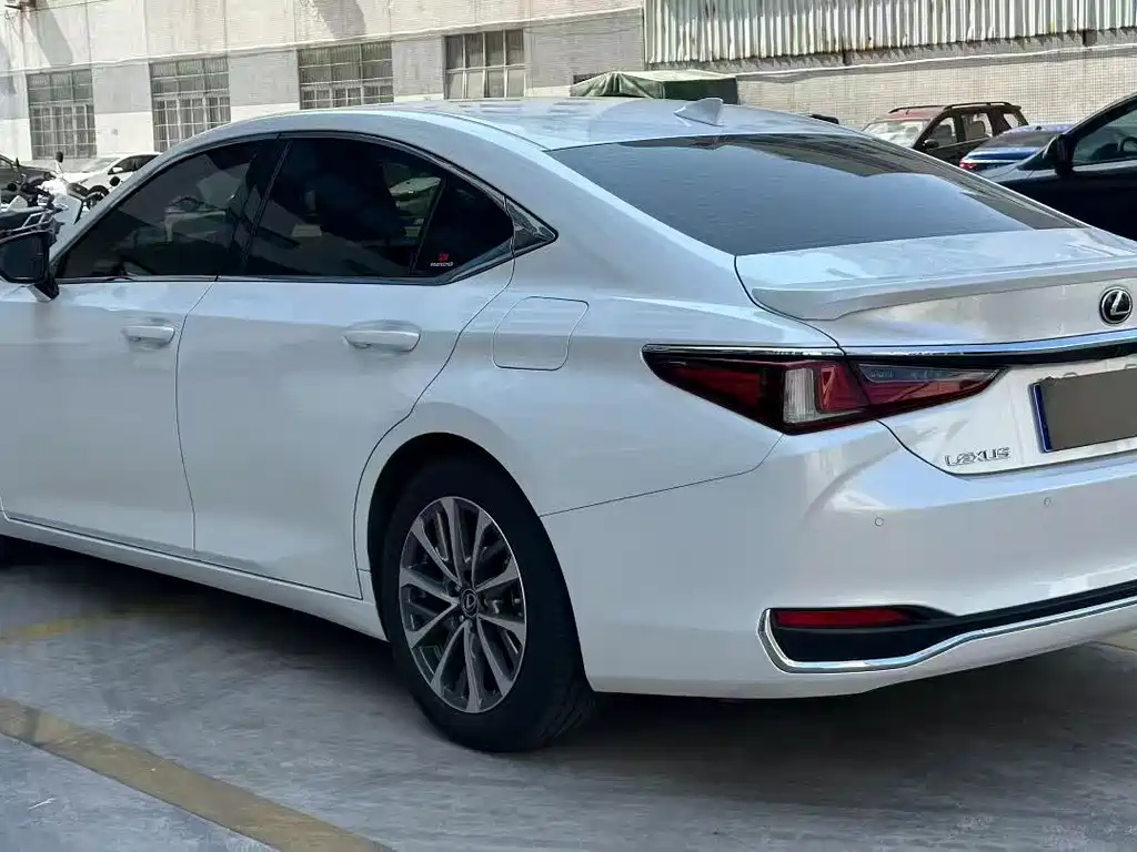Lexus ES 2020 — фото 6
