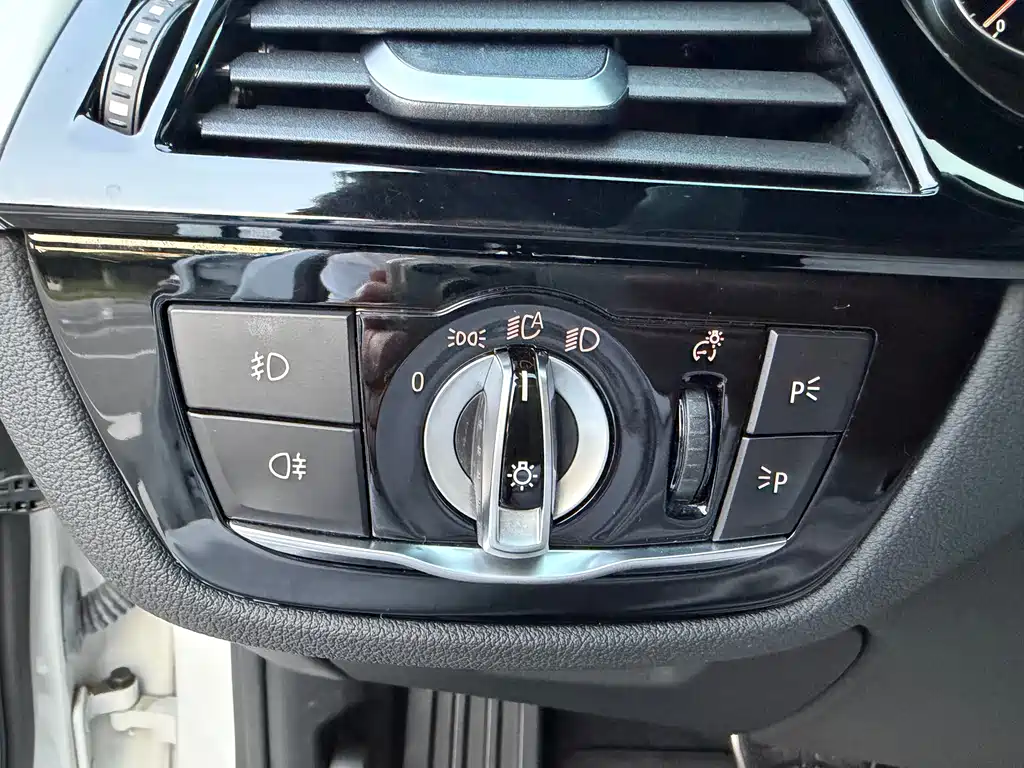 BMW 5 Series 2018 — фото 11