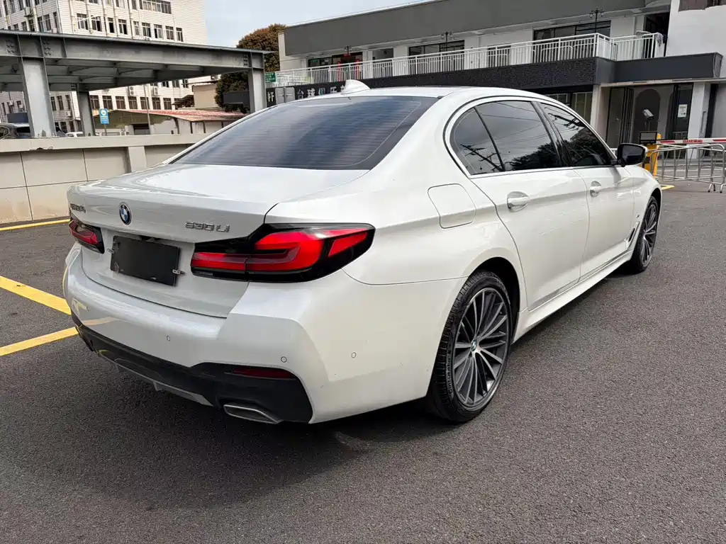 BMW 5 Series 2022 — фото 9