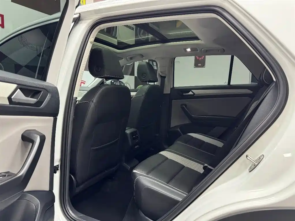 Volkswagen T-Roc 2023 — фото 10