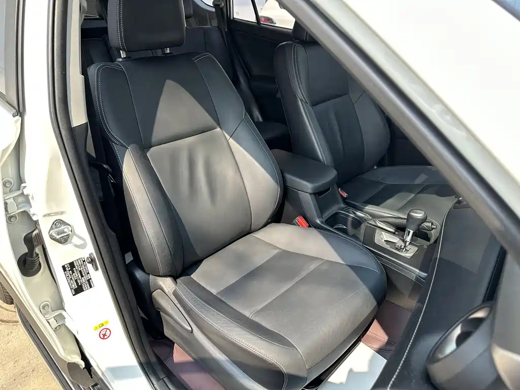 Toyota RAV4 2017 — фото 10