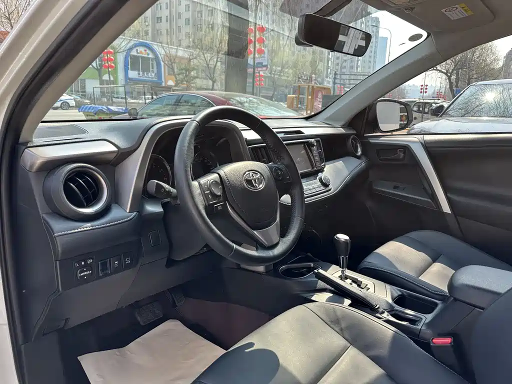 Toyota RAV4 2017 — фото 7