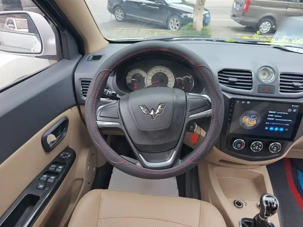 Wuling Hongguang 2015 — фото 11