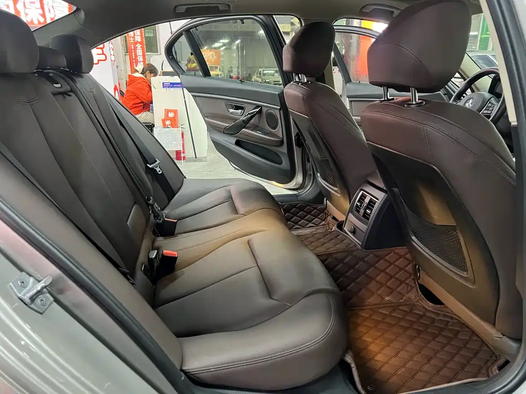 BMW 3 Series 2018 — фото 10