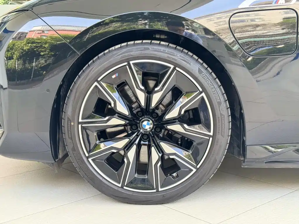 BMW i7 M70L 2025 — фото 10