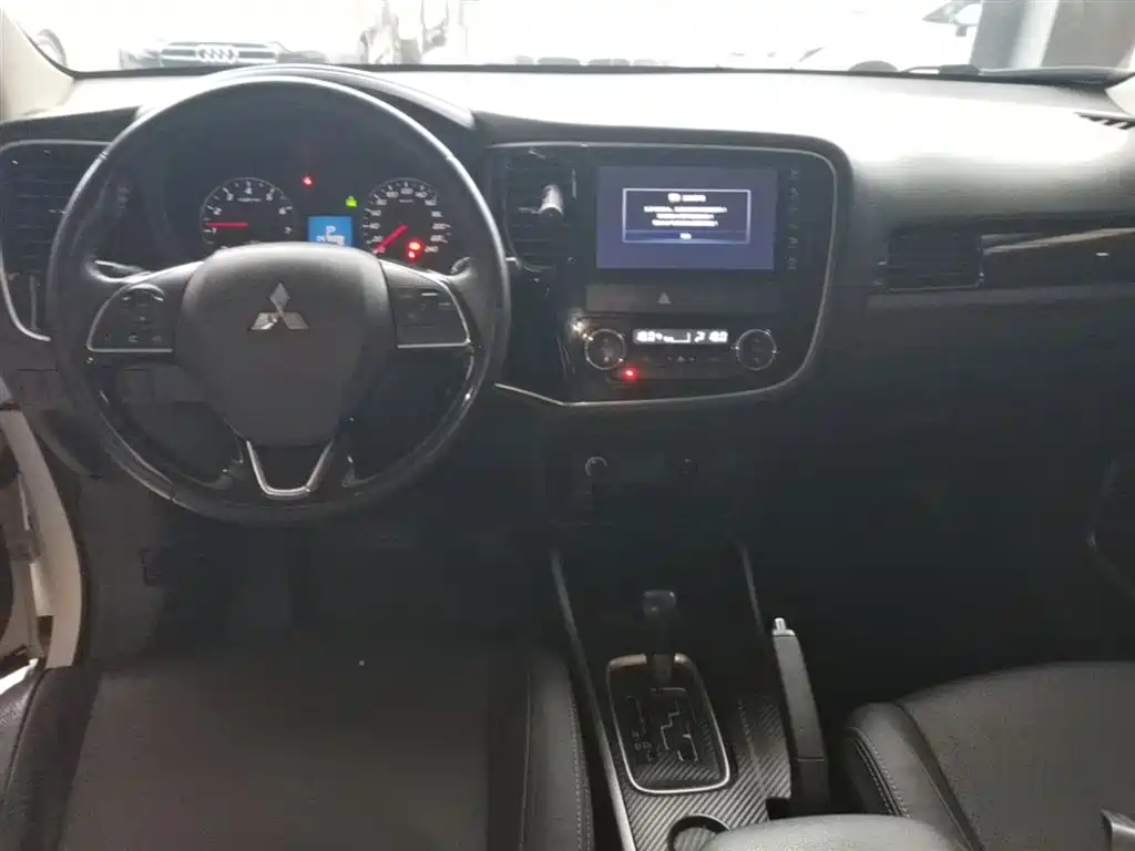 Mitsubishi Outlander 2018 — фото 10