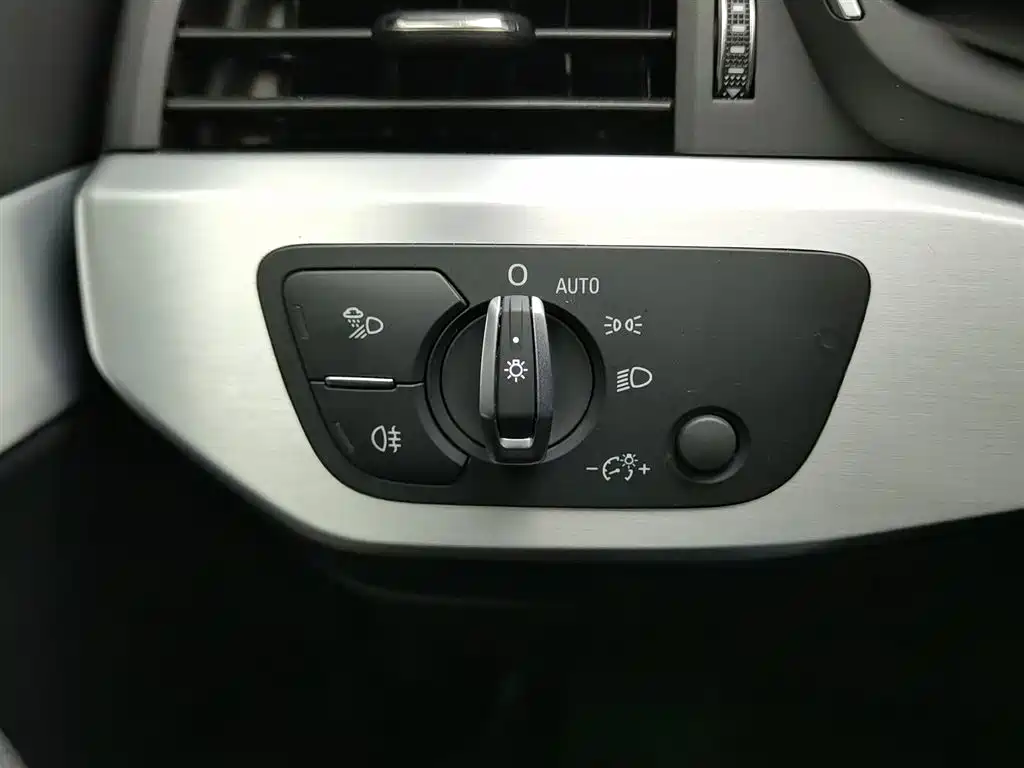 Audi A4L 2018 — фото 21