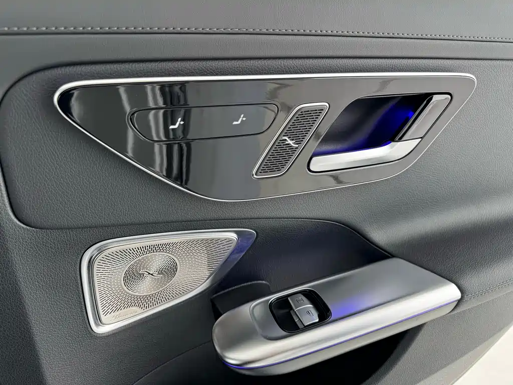 Mercedes-Benz C-Class 2024 — фото 16