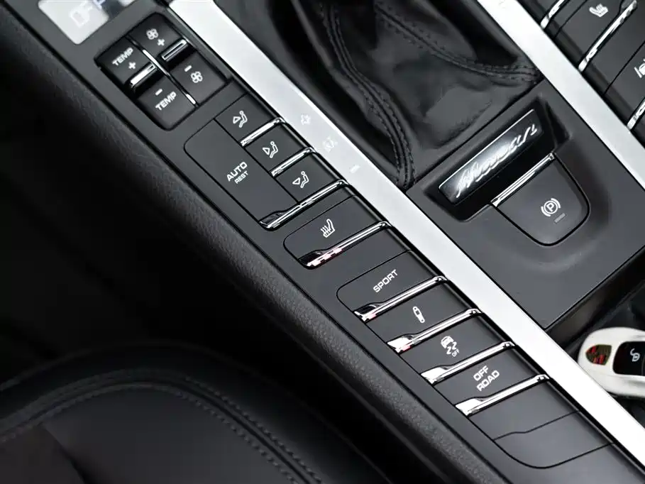 Porsche Macan 2020 — фото 18