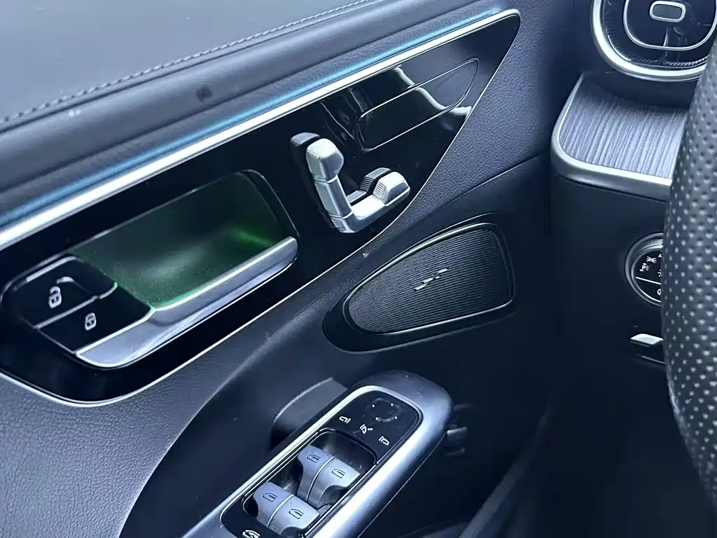 Mercedes-Benz C-Class 2024 — фото 8