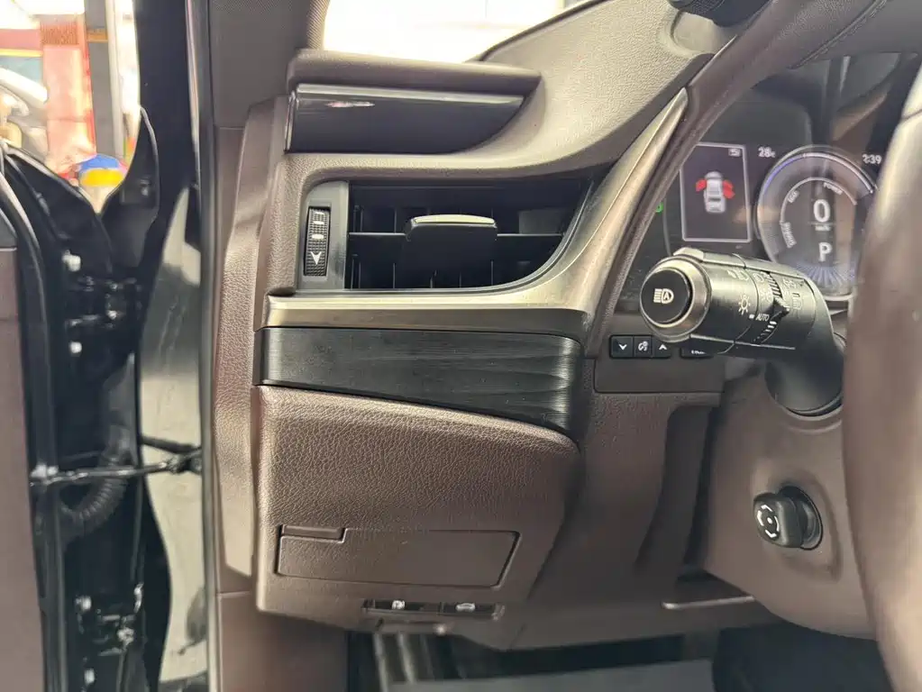 Lexus ES 2018 — фото 10