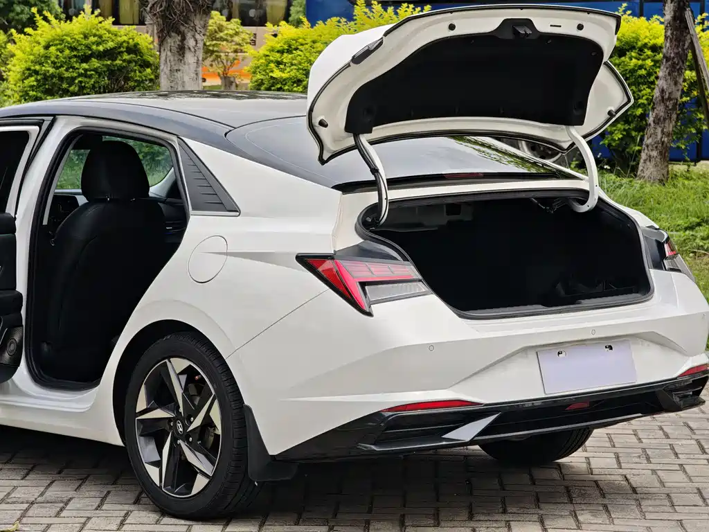 Hyundai Elantra 2022 — фото 15