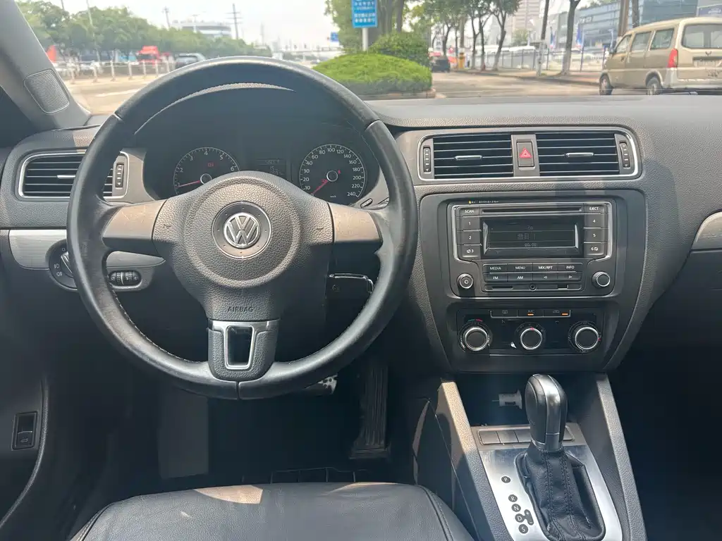 Volkswagen Sagitar 2014