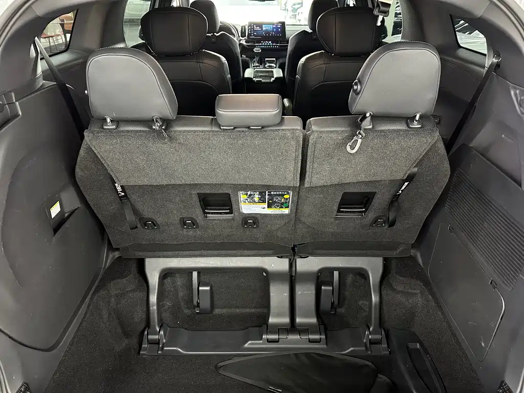 Toyota Sienna 2022 — фото 10