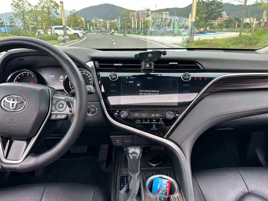 Toyota Camry 2019 — фото 14
