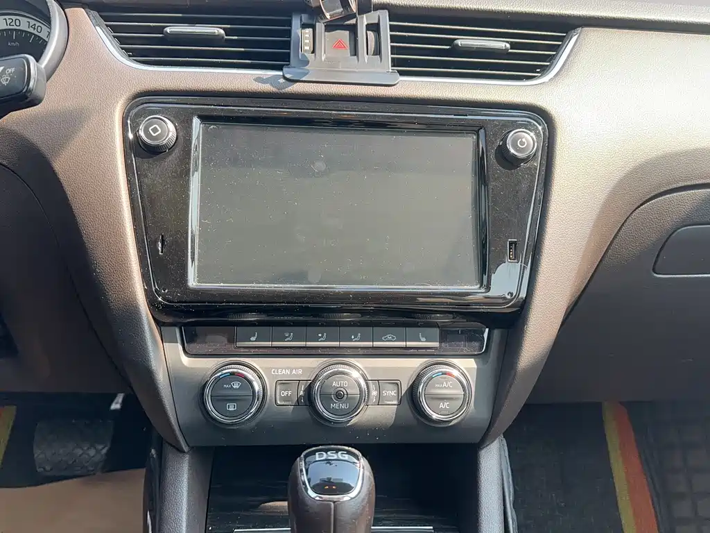 Skoda Octavia 2018 — фото 18