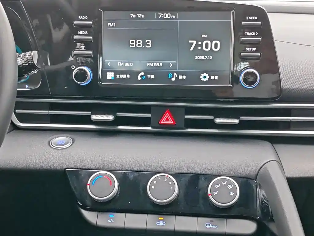 Hyundai Elantra 2023 — фото 12