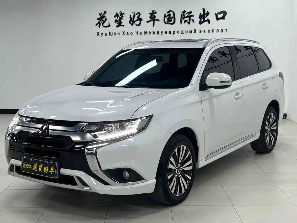 Mitsubishi Outlander 2022 — фото 1