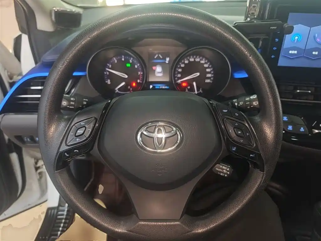 Toyota C-HR 2021 — фото 11