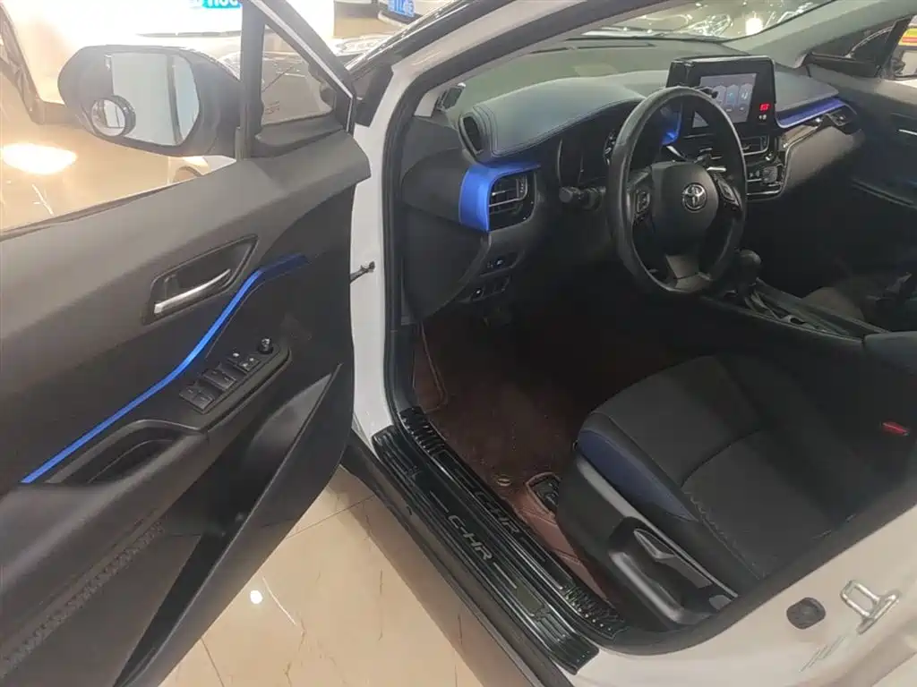 Toyota C-HR 2021 — фото 16
