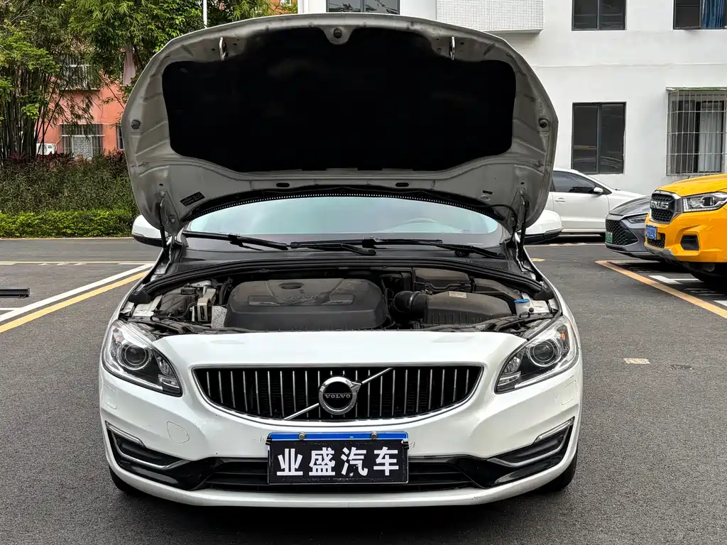 Volvo S60 2018 — фото 16
