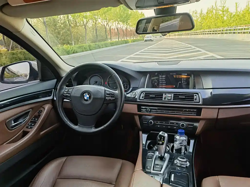 BMW 5 Series 2017 — фото 11