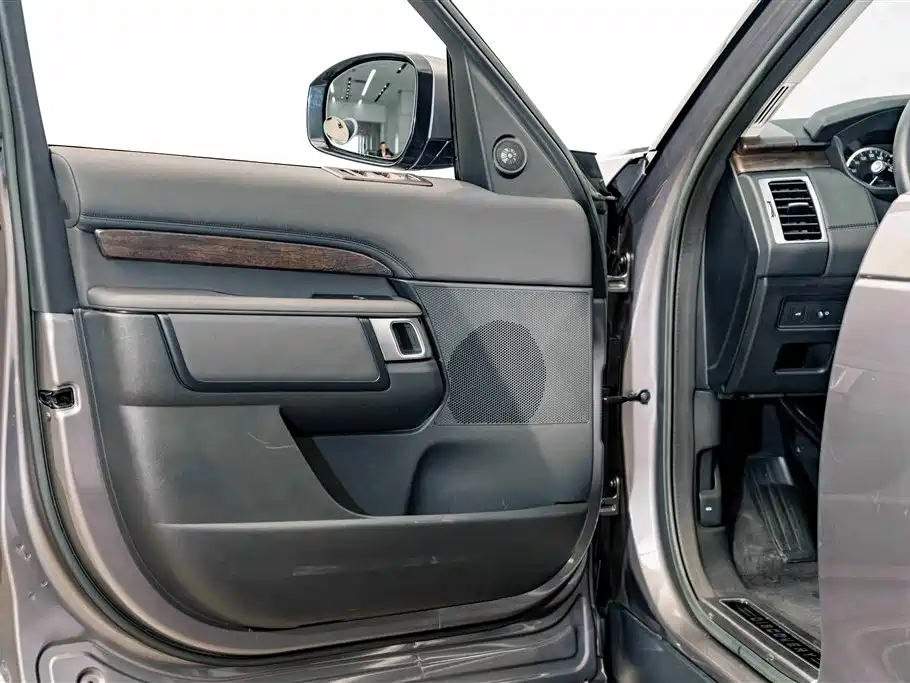Land Rover Discovery 2023 — фото 18