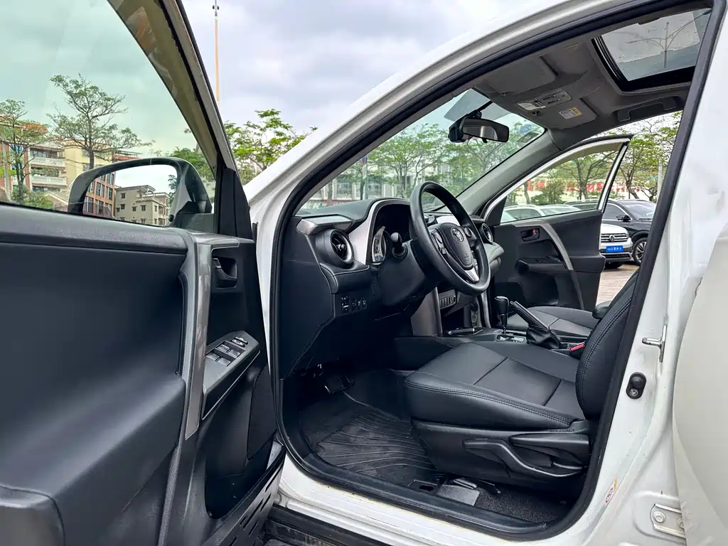 Toyota RAV4 2017 — фото 11