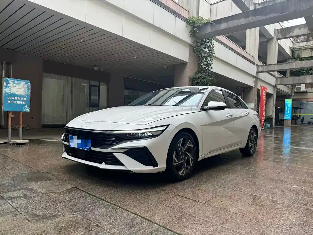 Hyundai Elantra 2023 — фото 1