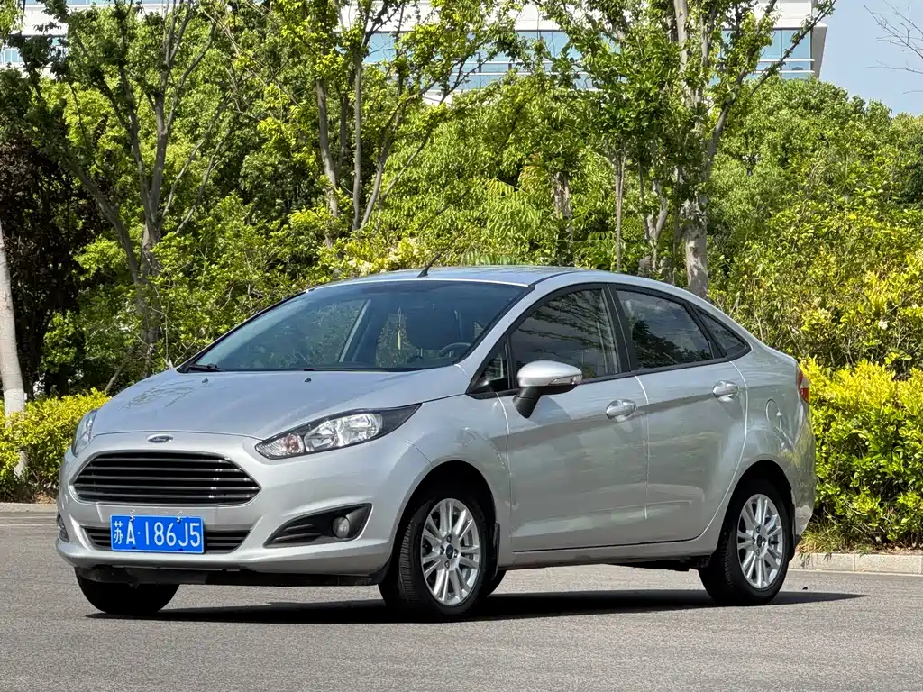 Ford Fiesta 2013 — фото 1