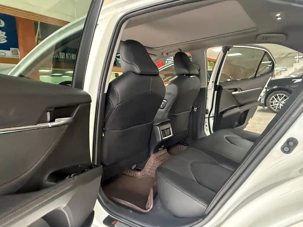 Toyota Camry 2022 — фото 10