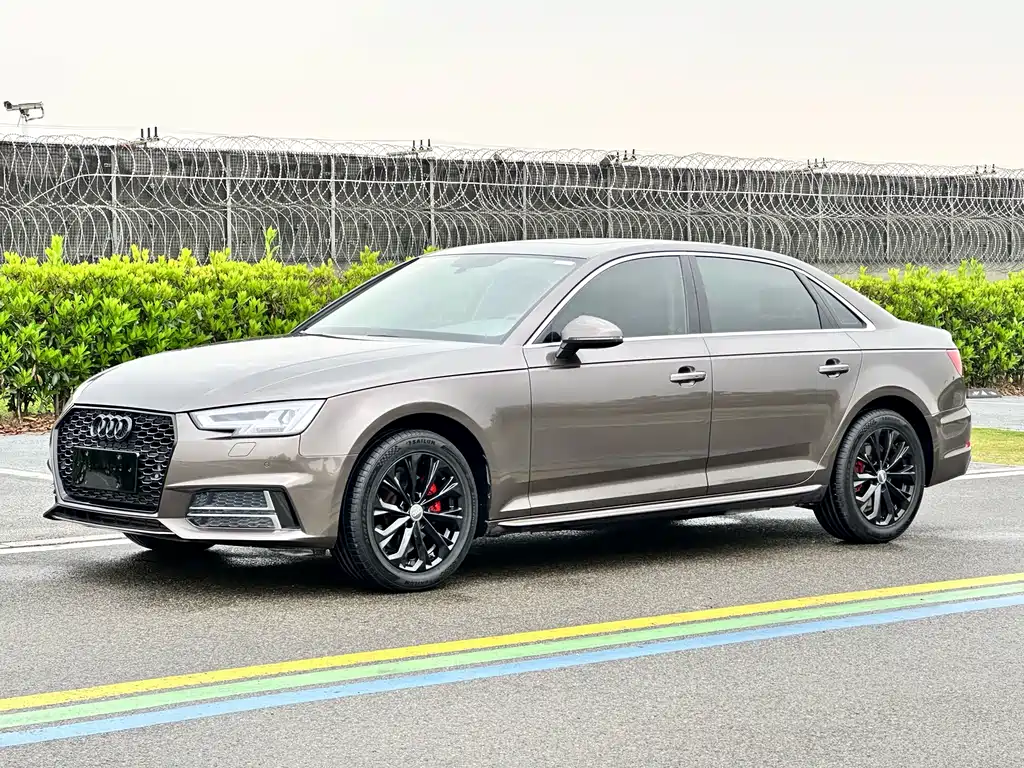 Audi A4L 2019 — фото 1